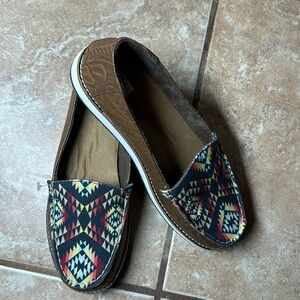 Myra Size 8 western slip in shoe beautiful colors and detailed on sides